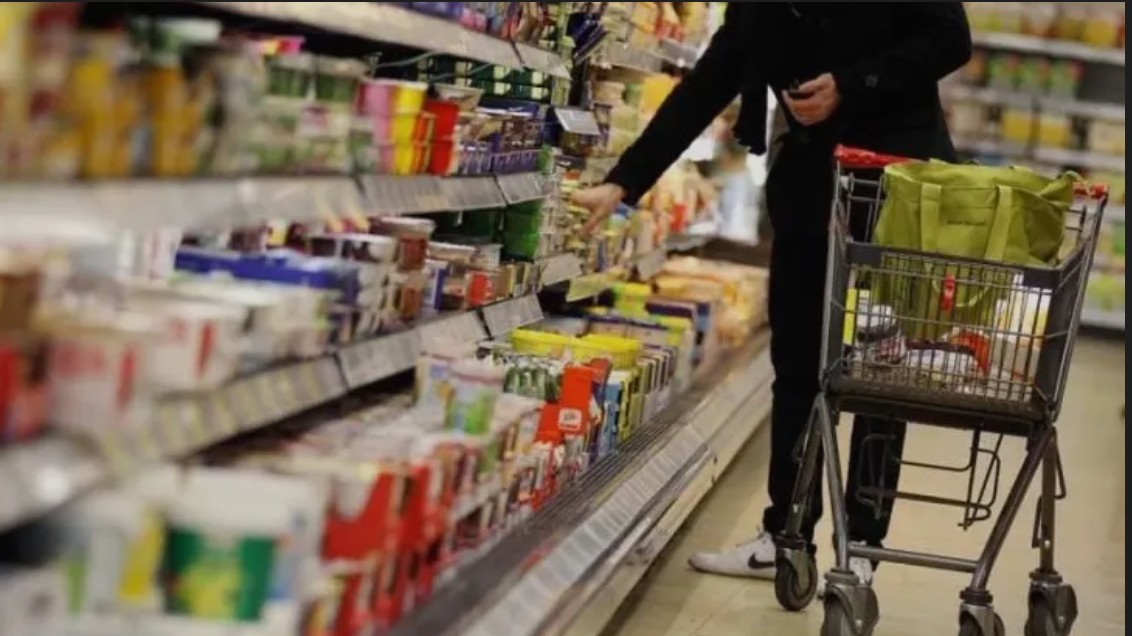 Grabitje e armatosur në një market ne …