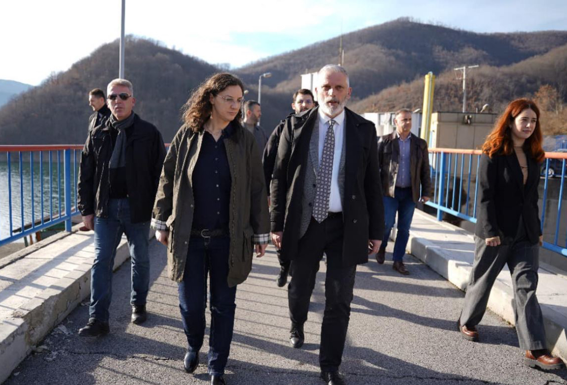 Ministrja Rizvanolli me dy zëvendësit vizitojnë digën e Ujmanit, diskutojnë “mundësitë për investime”
