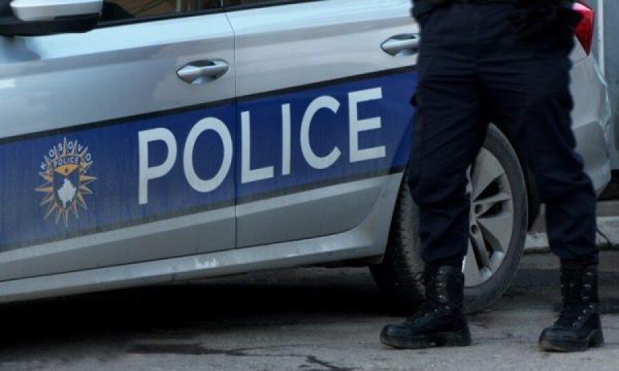 Nipi i vjedh armën policit dhe e shet