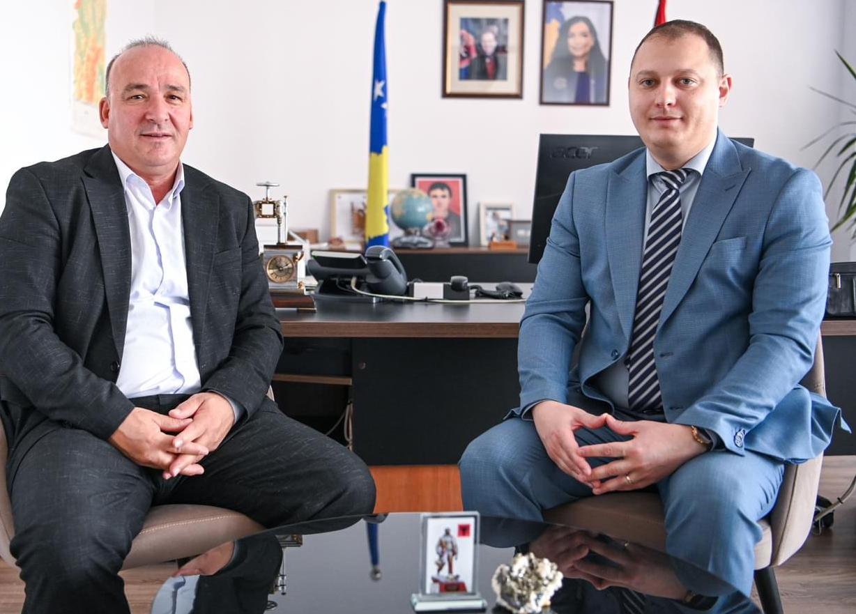 Bulliqi pret në takim z. Alin Nicușor Ciocănea, shefin e misionit të zyrës së Rumanisë në Prishtinë