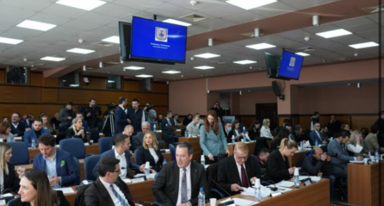 Opozita shkarkon Pëllumb Bajçinovcin nga pozita e kryesuesit të Kuvendit Komunal në Prishtinë