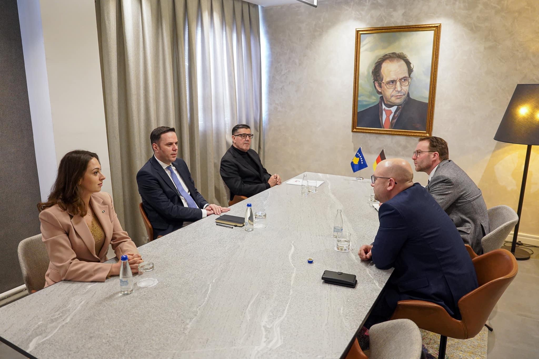 Kryetari i Lidhjes Demokratike të Kosovës, Lumir Abdixhiku ka pritur në takim emisarin gjerman për Ballkanin Perëndimor, Manuel Sarrazin