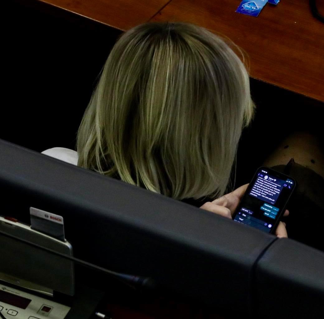 Zbulohen mesazhet e Adriana Matoshit e Dejona Mihalit, kjo e fundit i tregon se si ta sulmojë analistin kosovar