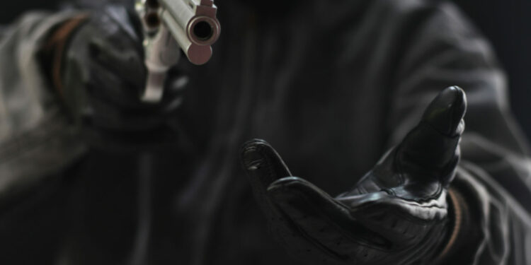 Hajni futet në zyrë i maskuar dhe nën kërcënim të armës grabit rreth 5 mijë euro