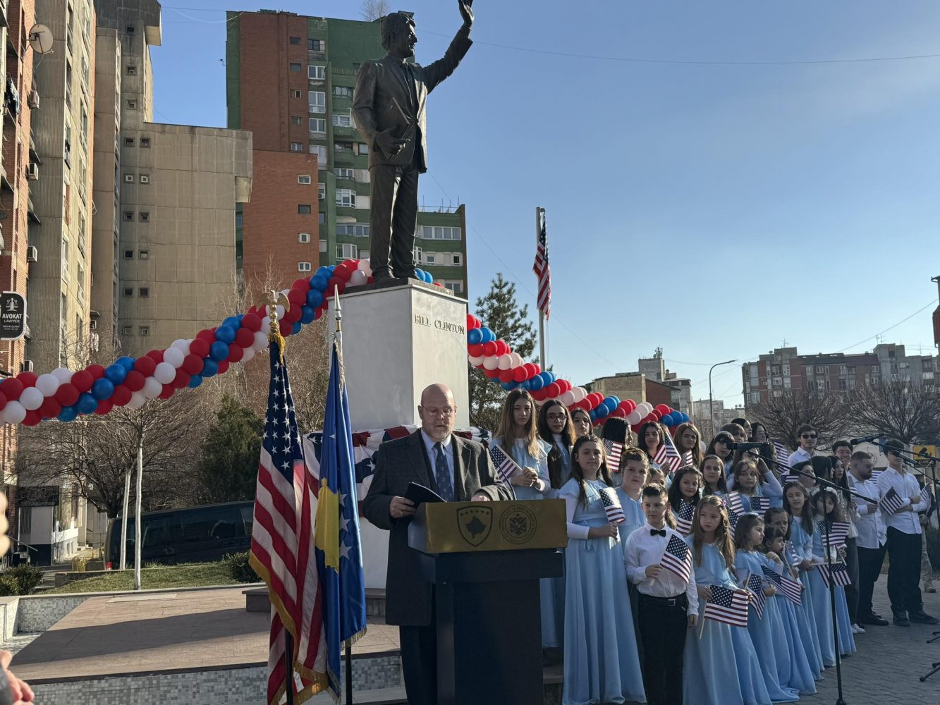 Hovenier kujton fjalët e Clintonit ku shpreh angazhimin për popullin e Kosovës