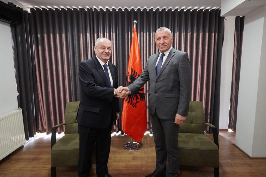 Kamberi takon ambasadorin e Shqipërisë, bisedojnë për pasivizimin e adresave të shqiptarëve në Luginë