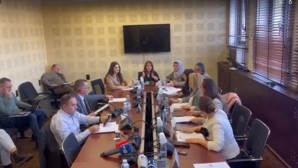 “E vogël je pashë një Zot, mbylle…”, përplasje mes VV-së dhe PDK-së në komisionin ku u diskutuan kushtet e policisë