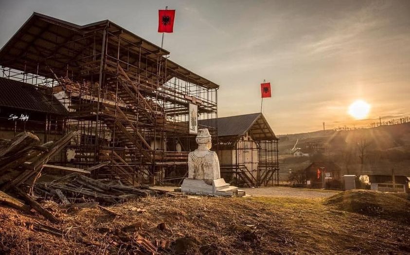 Në 26 vjetorin e Epopesë së UÇK-së, kryetari i LDK-së, Lumir Abdixhiku përkujton sakrificën sublime të Familjes Jashari.