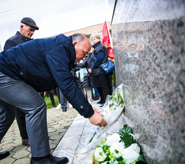 Behen homazhe pranë lapidarëve të familjeve Bogujevci, Duriqi dhe Llugaliu në 25 vjetorin e vrasjes së tyre