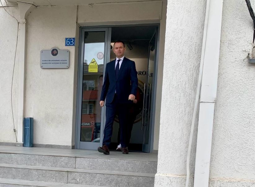 Peci futet në zyra të AAK-së, ia “merr” zyrat partisë