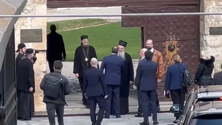 Escobar viziton Manastirin e Deçanit, një ditë pas vendimit për pronat