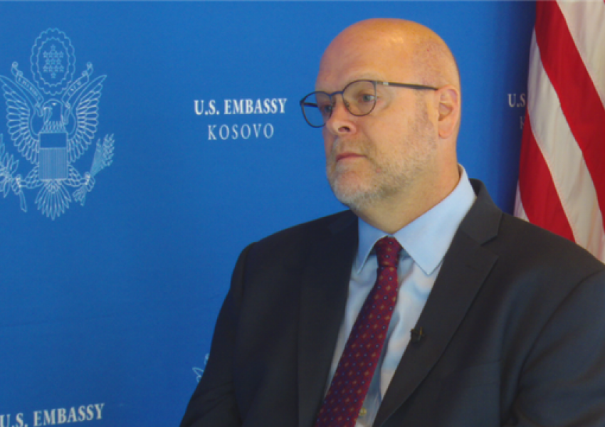 Hovenier: Asociacioni do të shmangte problemet me dinarin në Kosovë