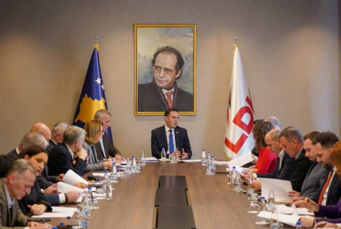 Abdixhiku mbledh kryesinë, votohet për themelimin e 21 departamenteve