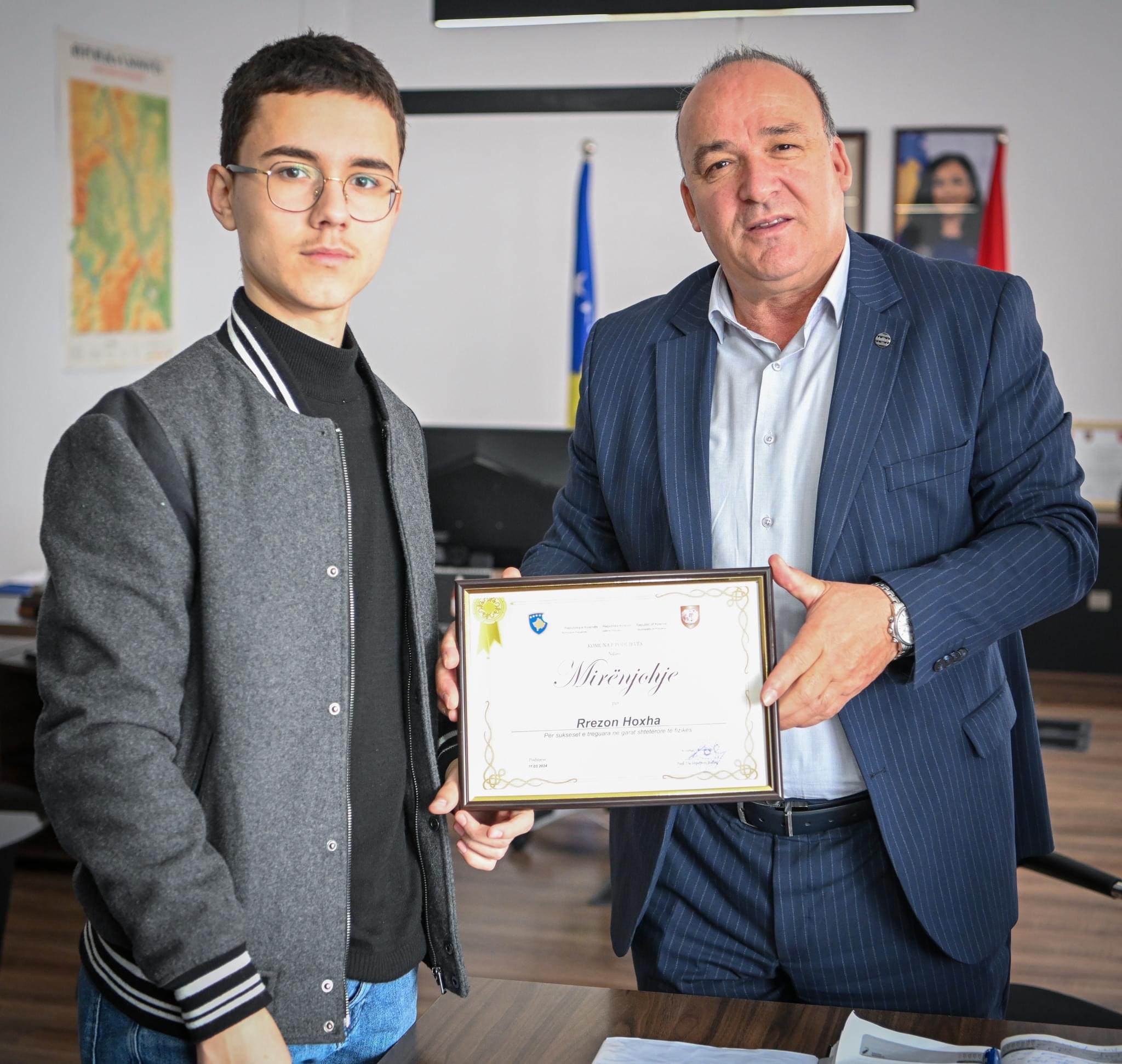 Kryetari Bulliqi mirëpret Rrezon Hoxhën – fituesin e garave shtetërore të fizikës për nxënësit e shkollave të mesme