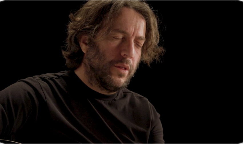 “Kangë Muzgu”, perla e radhës nga Petrit Çarkaxhiu