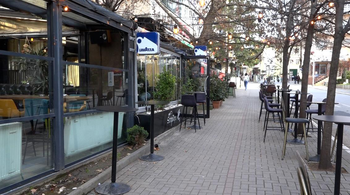 Migrimi, mungesa e stafit e konkurrenca – Shkaktarë të mbylljes së kafiterive
