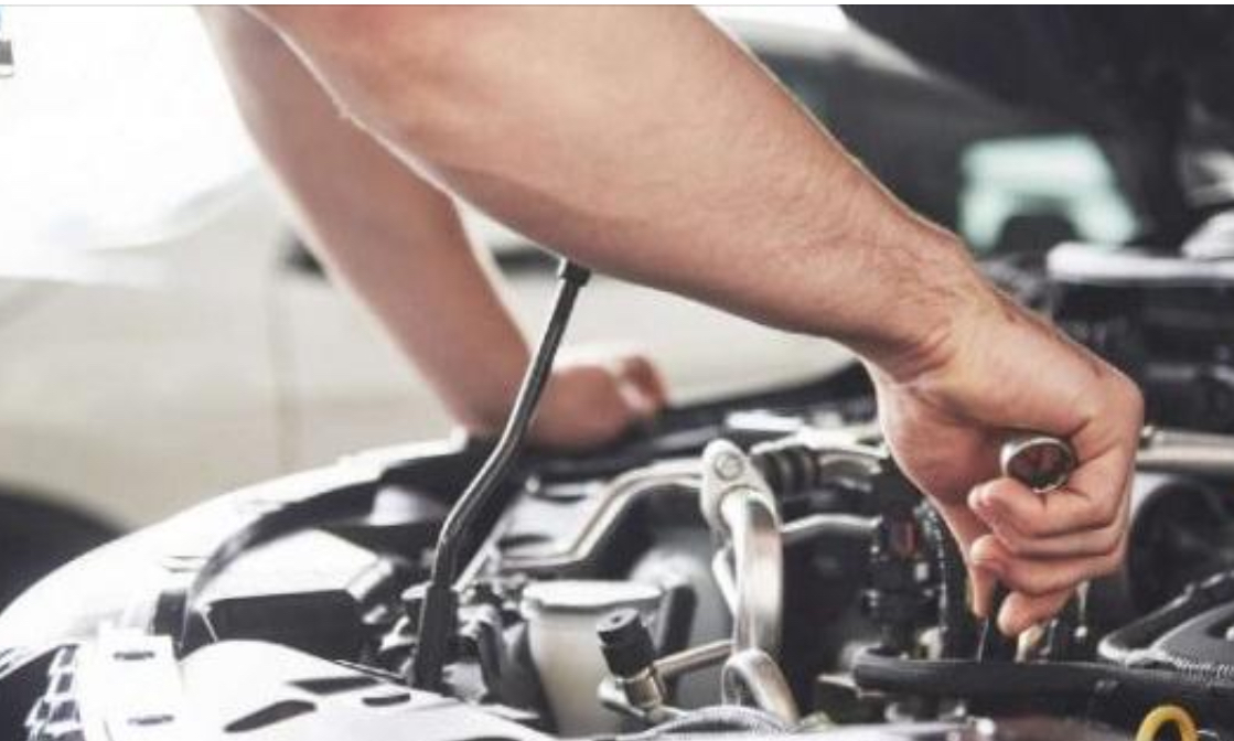 Podujevë: E dërgoi veturën në servis, sulmohet fizikisht nga dy punëtorë aty