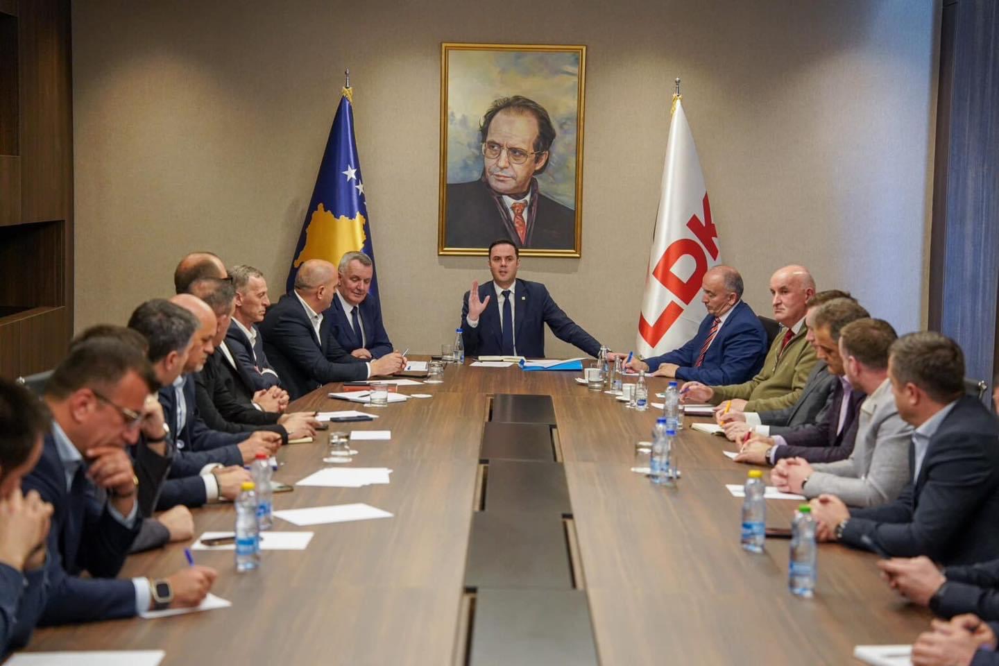 Abdixhiku mbledh sërish partinë, thotë se po e bëjnë listën e deputetëve