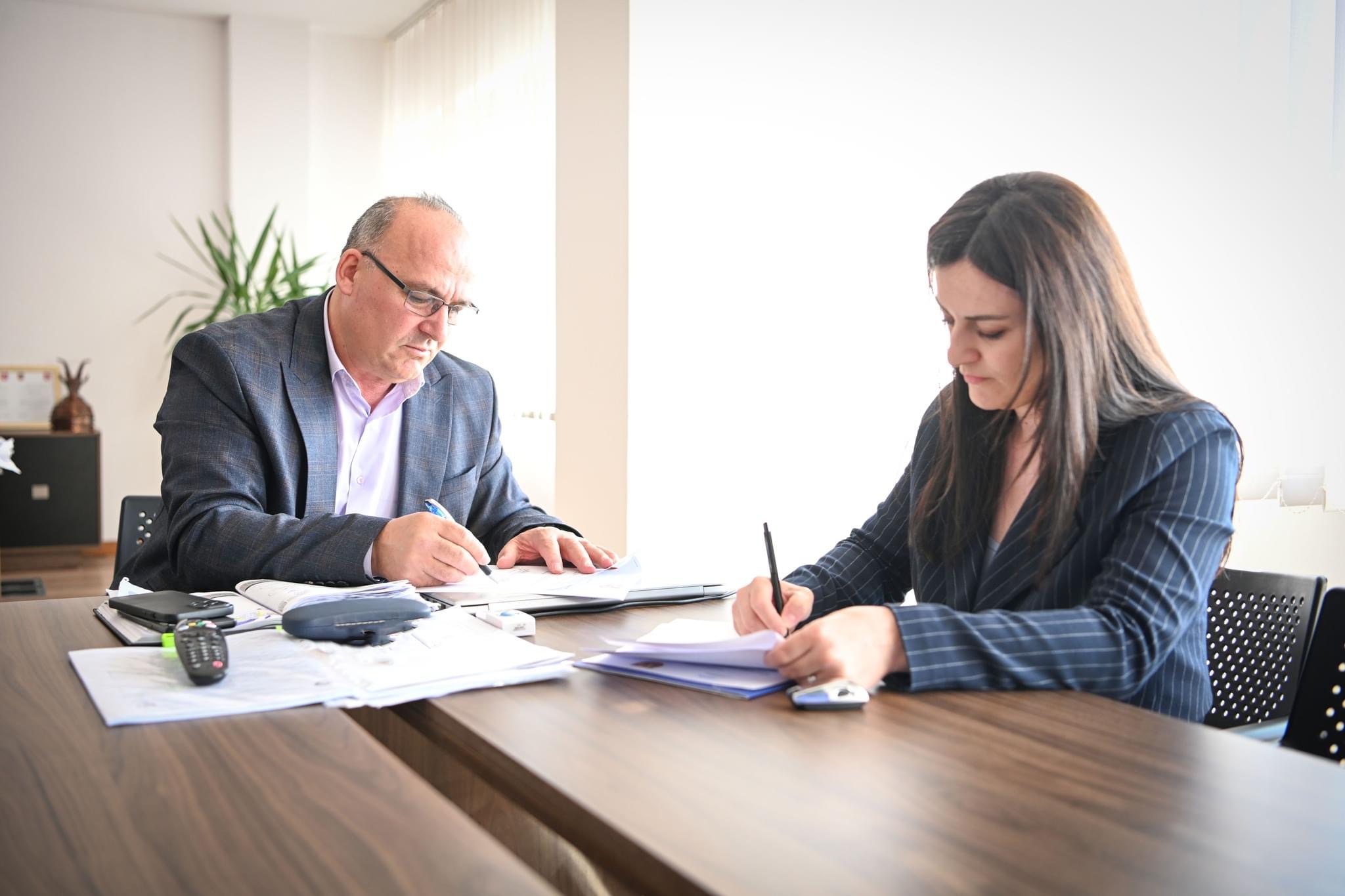 Nënshkruhet marrëveshje bashkëpunimi me Organizatën SHPIK për trajnime të nxënësve e mësimdhënësve në TIK