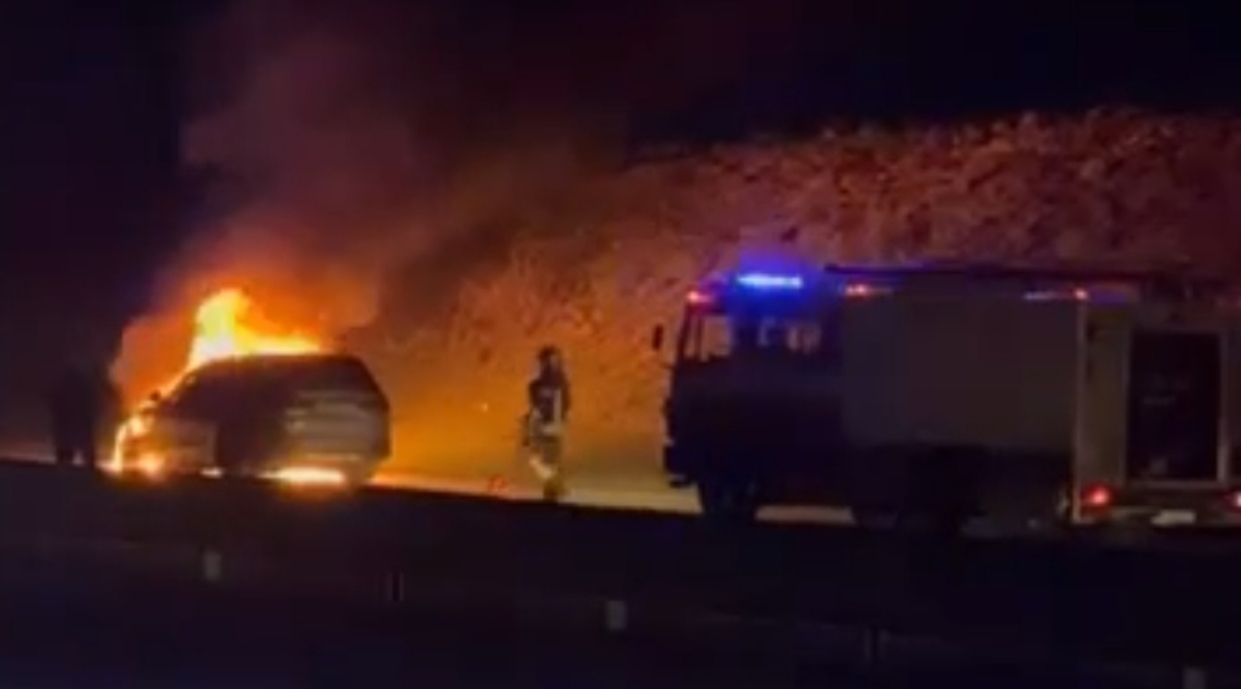 Digjet vetura në autostradën Prishtinë-Podujevë (Video)