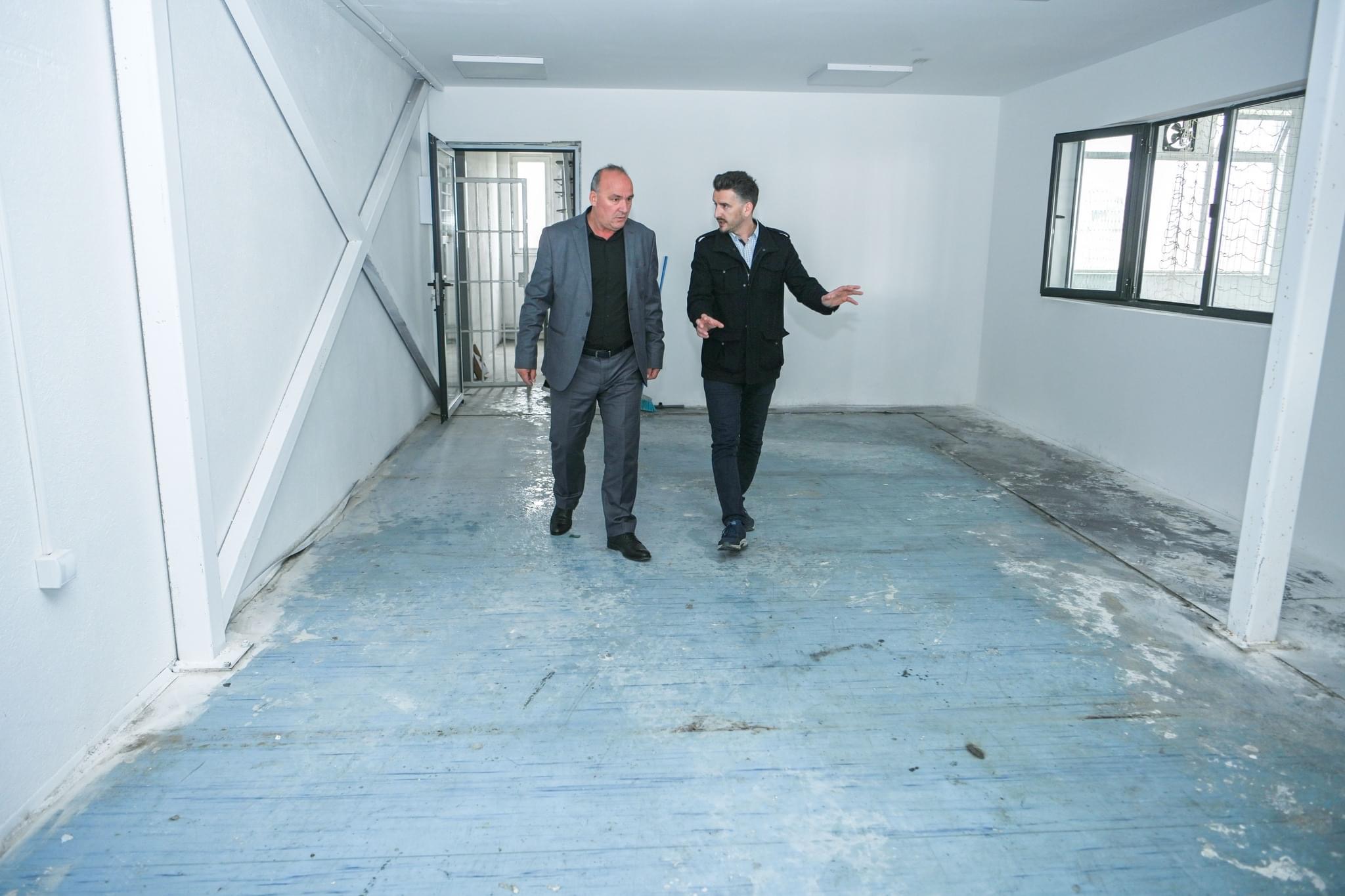 Bulliqi e drejtori Balaj nga afër kanë përcjellur punën që po zhvillohet në zgjerimin e hapësirës në Palestrën “Hakif Zejnullahu”