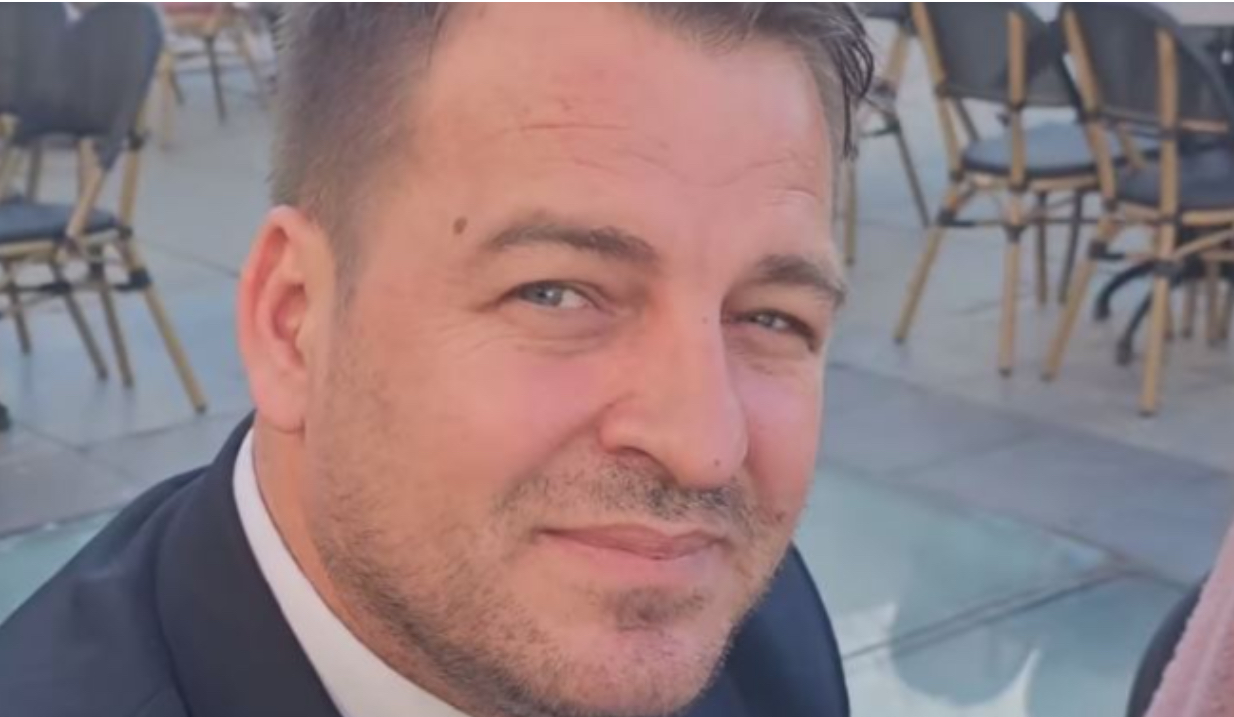 “Deputet i Zajednicës”, Frashër Krasniqi i shkon në tavolinë deputetit Armend Muja – VIDEO