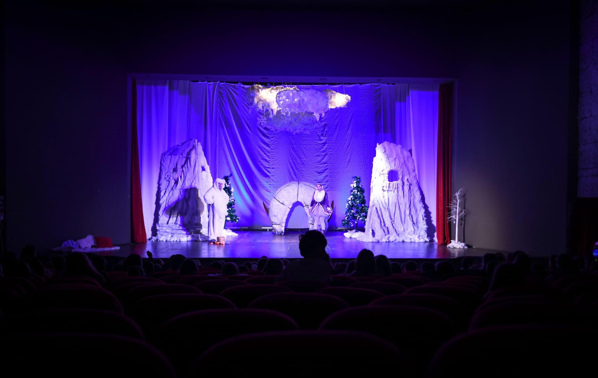 Shfaqja ‘Krahët e Bletës’ argëton fëmijët në teatrin e Podujevës