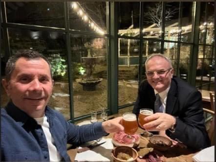 Mbi 10 orë u intervistua për shpërlaje parash e shmangie tatimi – Martin Berishaj shihet duke cakërruar gotat me avokatin