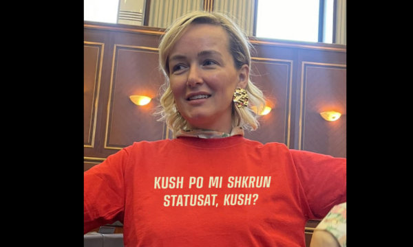 “Kush po mi shkrun statusat, kush?”, Frashër Kransiqi i PSD tallet me deputeten Matoshi