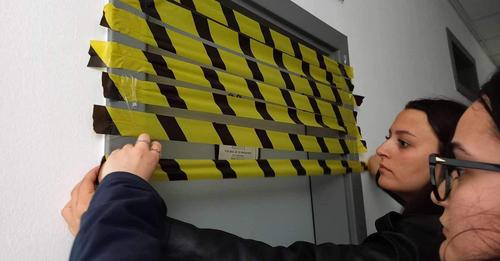 Aktivistët bllokojnë me ngjitës zyrën e profesorit Xhevat Krasniqi