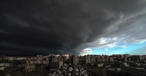 20 deri në 75 km/h – Paralajmërohen erëra të forta, mund të ketë dëme materiale