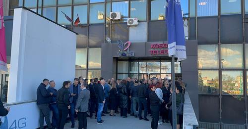 Fillojnë protestën punëtorët e Telekomit