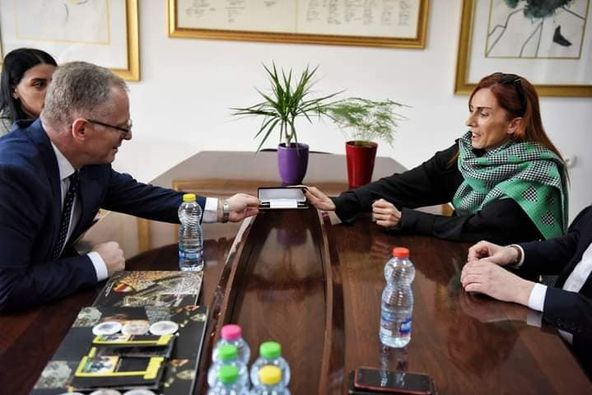 Bislimi i dorëzon Muzeut të Kosovës penën me të cilën u nënshkrua vendimi i liberalizimit të vizave