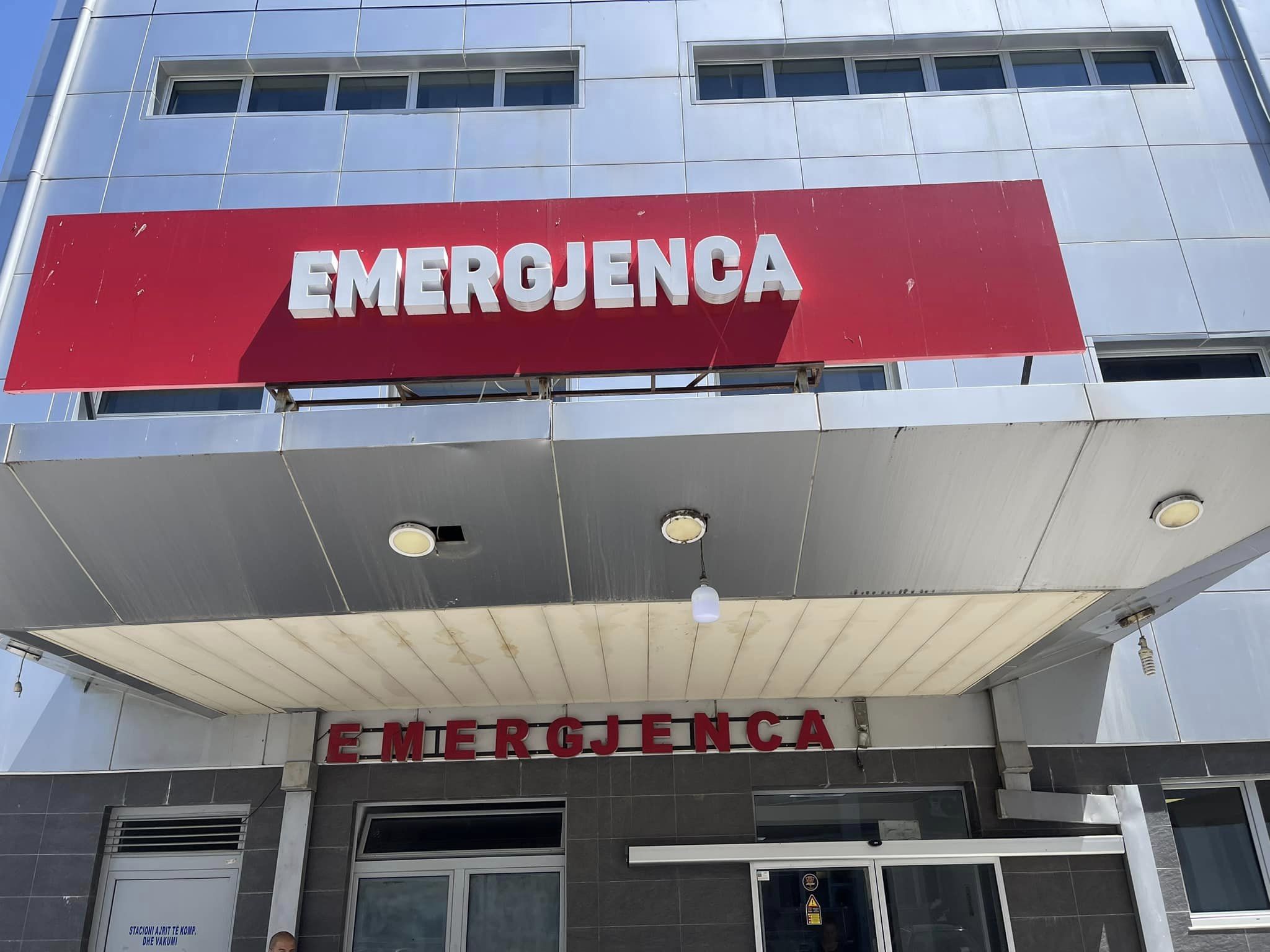 E rëndë: 22-vjeçarja tenton t’i jap fund jetës, dërgohet me urgjencë në spital