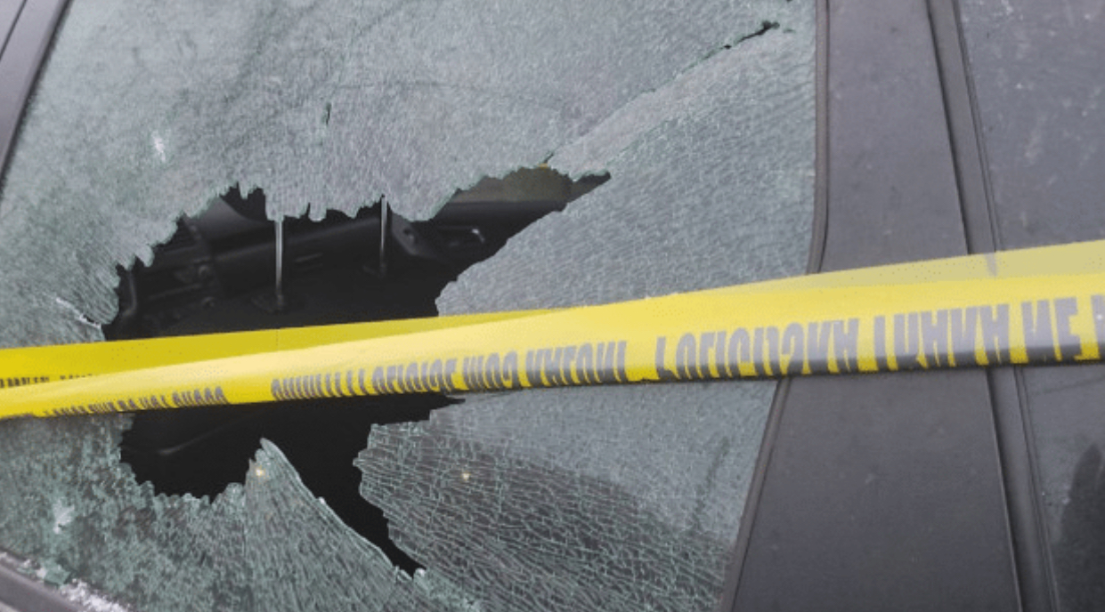 37-vjeçarit në Ferizaj hajnat ia thyejnë veturën dhe ia vjedhin armën, kërkon ndihmë në Polici