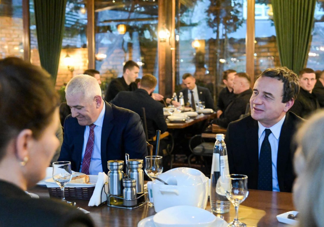 Kurti bën iftar me familjet e heronjve Enver Zymeri dhe Afrim Bunjaku