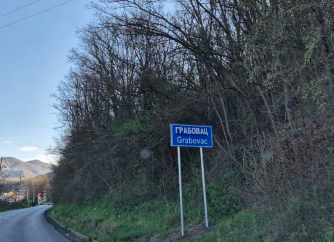 Vandalizohen tabelat me emërtime në shqip në veri, u vendosen stikera me shkronja cirilike