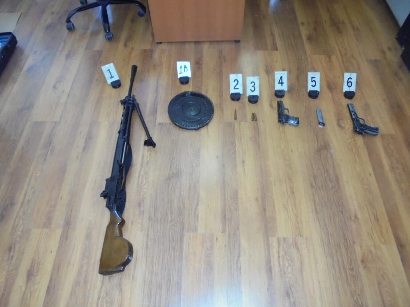 Policia i gjen mitraloz, pistoleta e municion 21 vjeçarit në shtëpi në Caralluk të Istogut