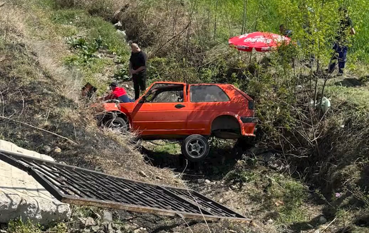 Aksidentohet rëndë Golf 2-shi qytetarët në vendngjarje i japin ndihmën e parë – Pamje