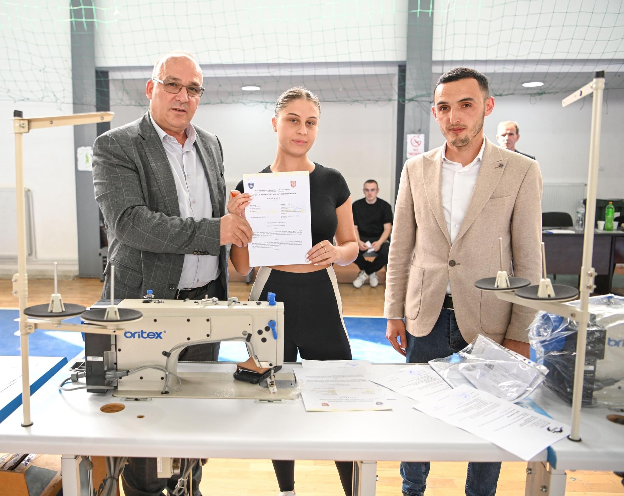 Sot u bë shpërndarja e 20 makinave qepëse kompjuterike dhe 20 makinave qepëse me overlluk