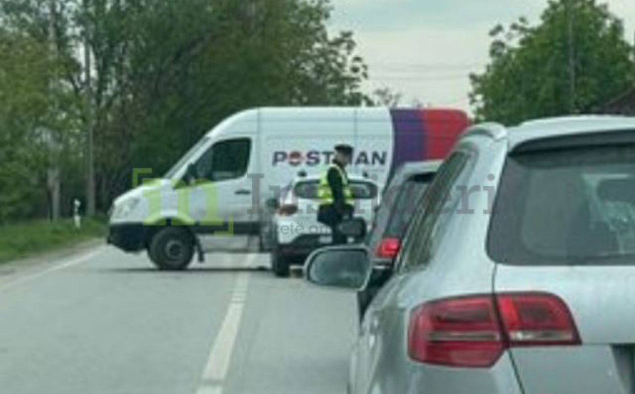 Aksident, përplasen një veturë dhe kombi (Pamje)