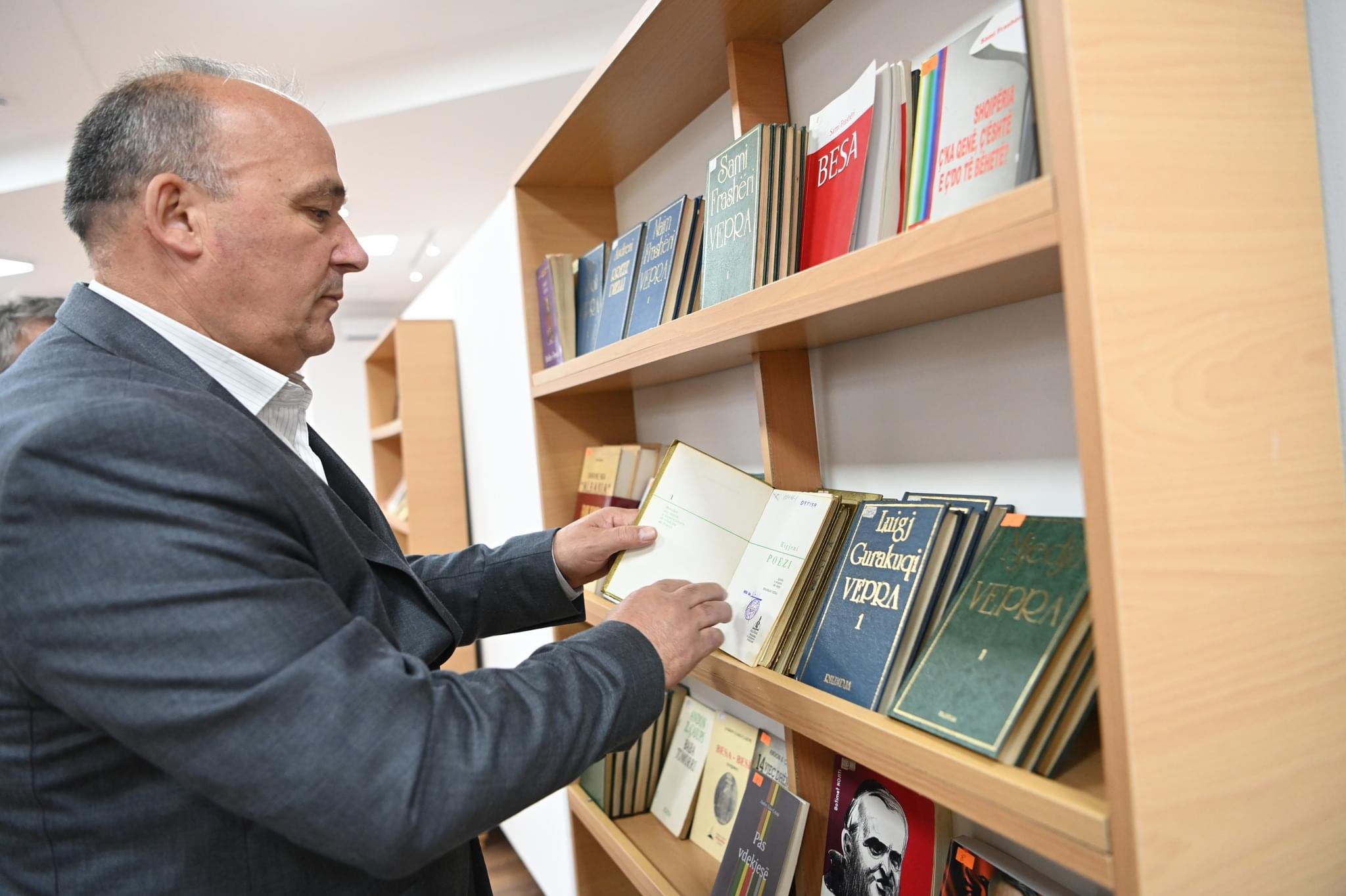 Dita Ndërkombëtare e Librit shënohet me ekspozitë, Bulliqi i cili premtoi angazhim për të krijuar kushte sa më të mira për lexuesit llapjanë