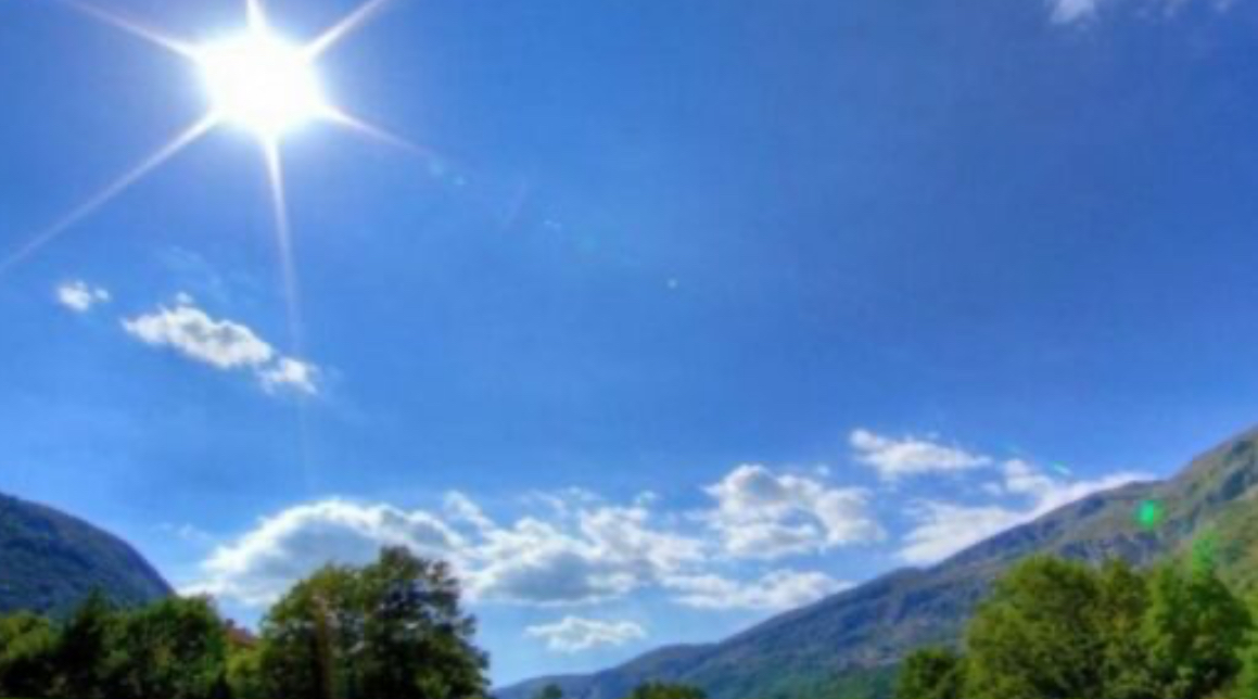 Moti sot me vranësira dhe intervale me diell