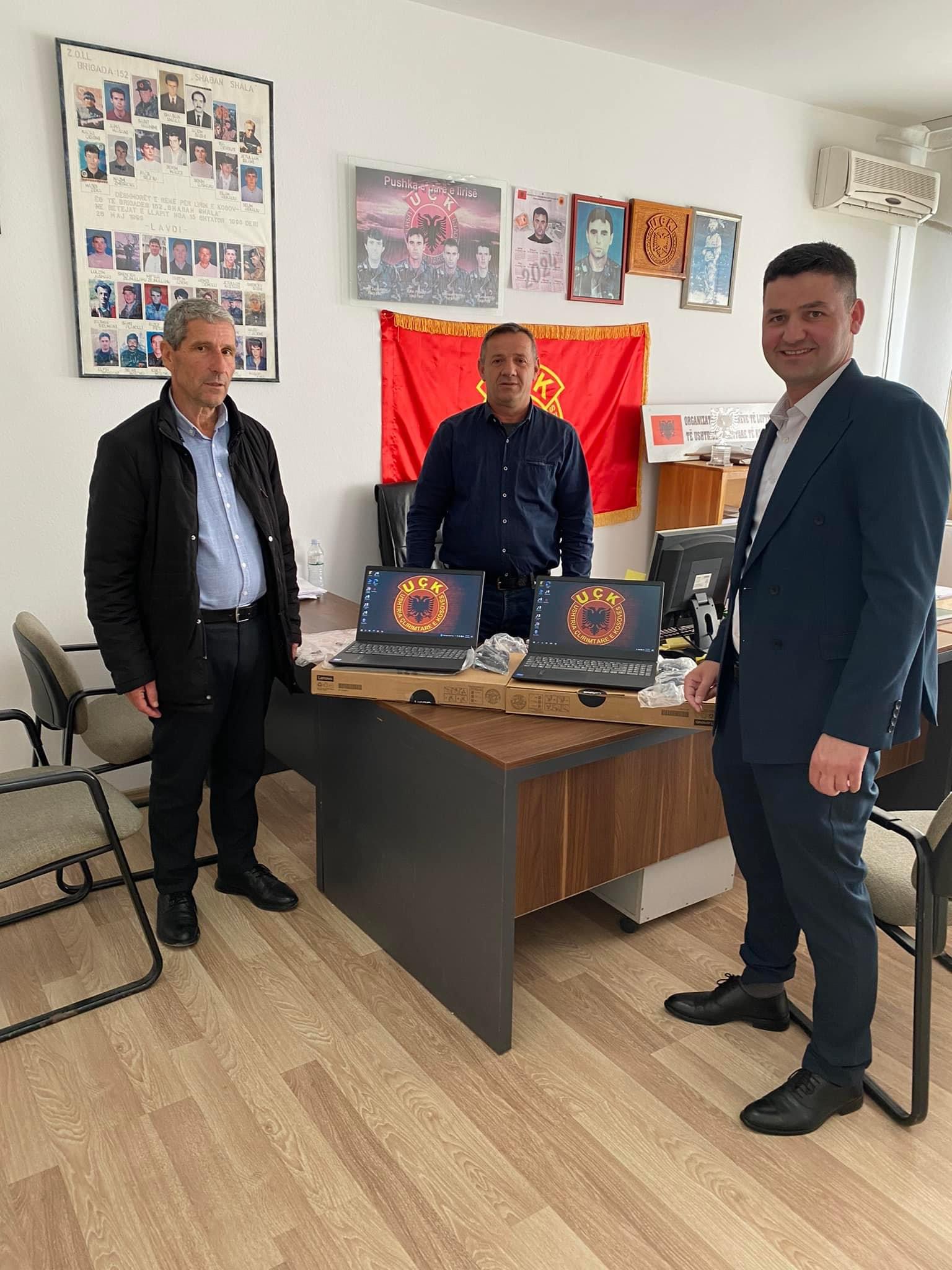 Asambleisti Fetahu dhuron dy Laptop organizatave të OVL UÇK-së