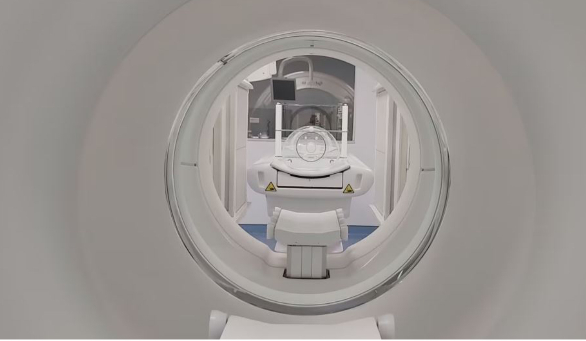 QKUK-ja siguron skanerin PET/CT, por jo edhe shërbime të menjëhershme