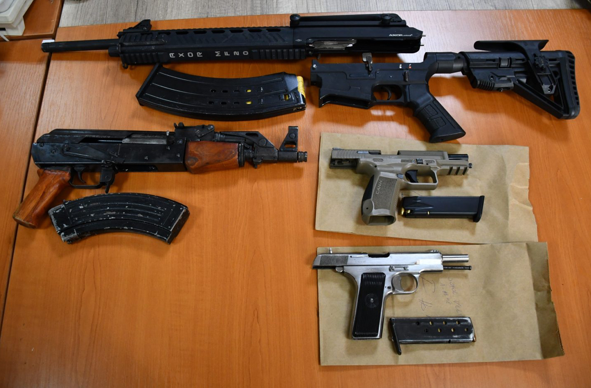 Policia gjen dy bunkerë dhe armë zjarri në Gjilan