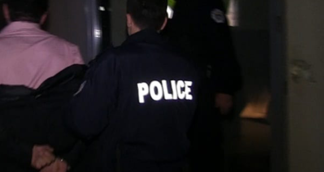 Gjuajti 10 herë, llapjani deklaron në Polici se e shkrepi armën nga mërzia për vdekjen e vëllait