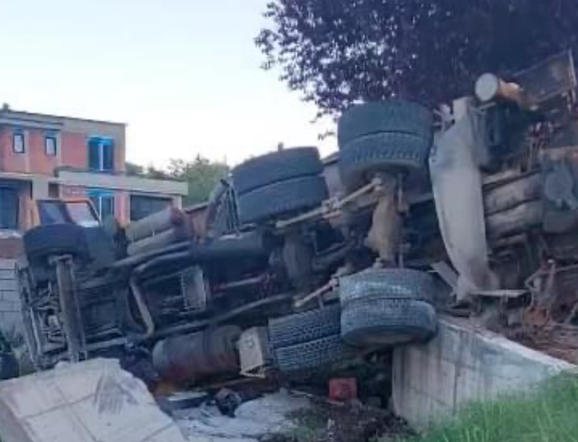 Aksident i rëndë, kamioni përplaset me veturën dhe rrotullohet