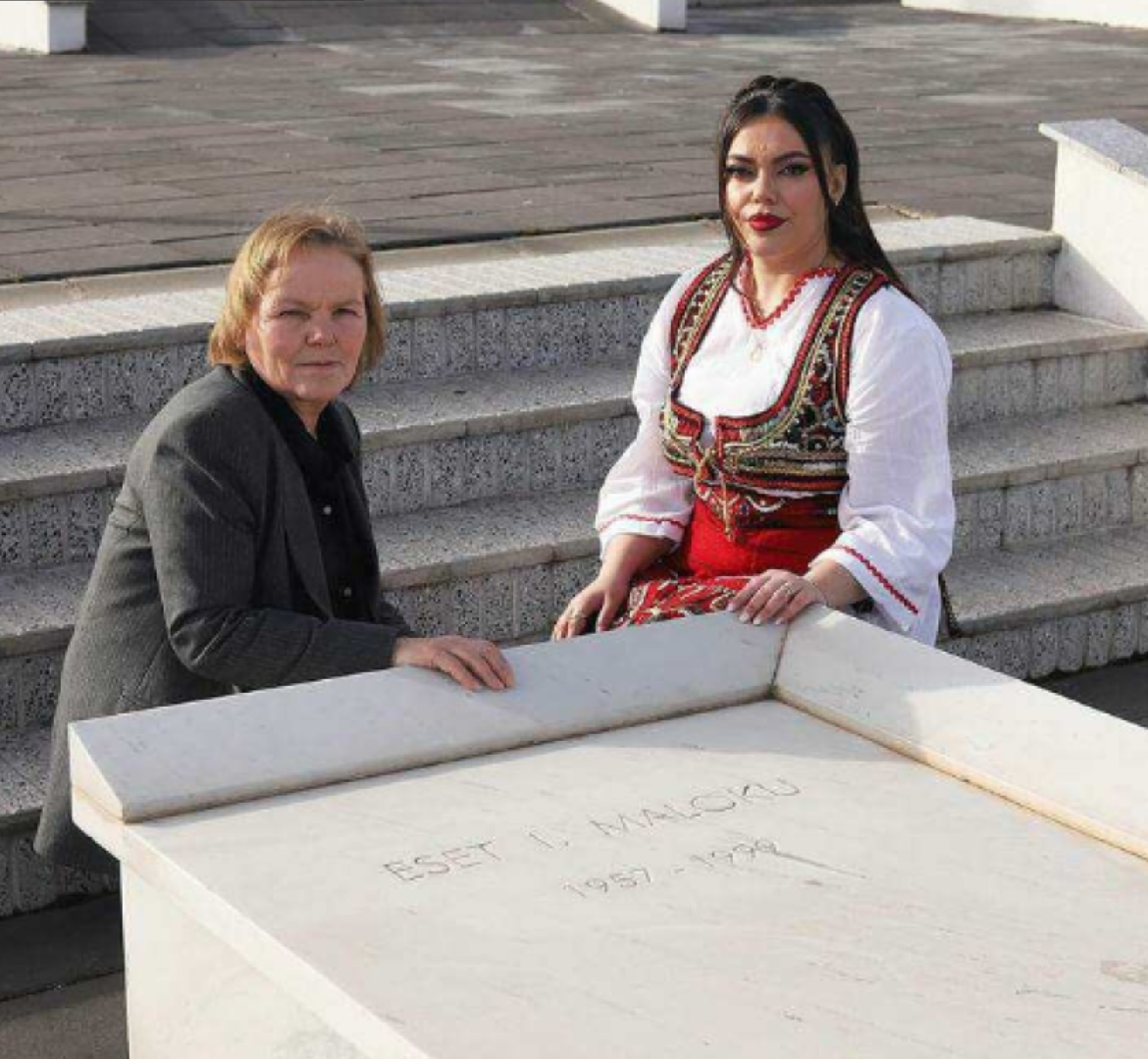 Vajza e dëshmorit të kombit Eset Maloku, para martesës, së bashku me nënën bën homazhe te varri i babait