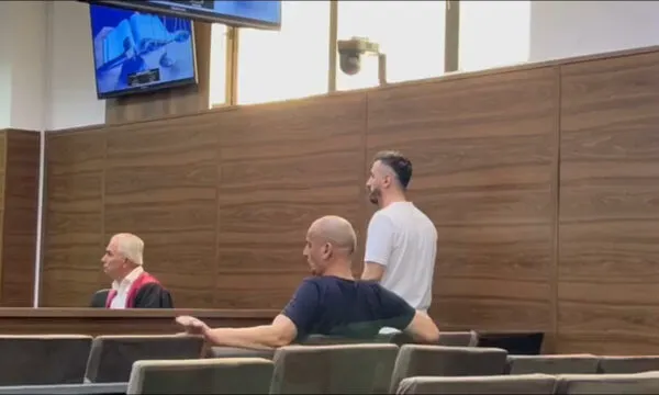 I dyshuari tenton të mbrohet pas vrasjes së 21 vjeçares – këto janë fjalët e tij para gjykatësit (pamje)
